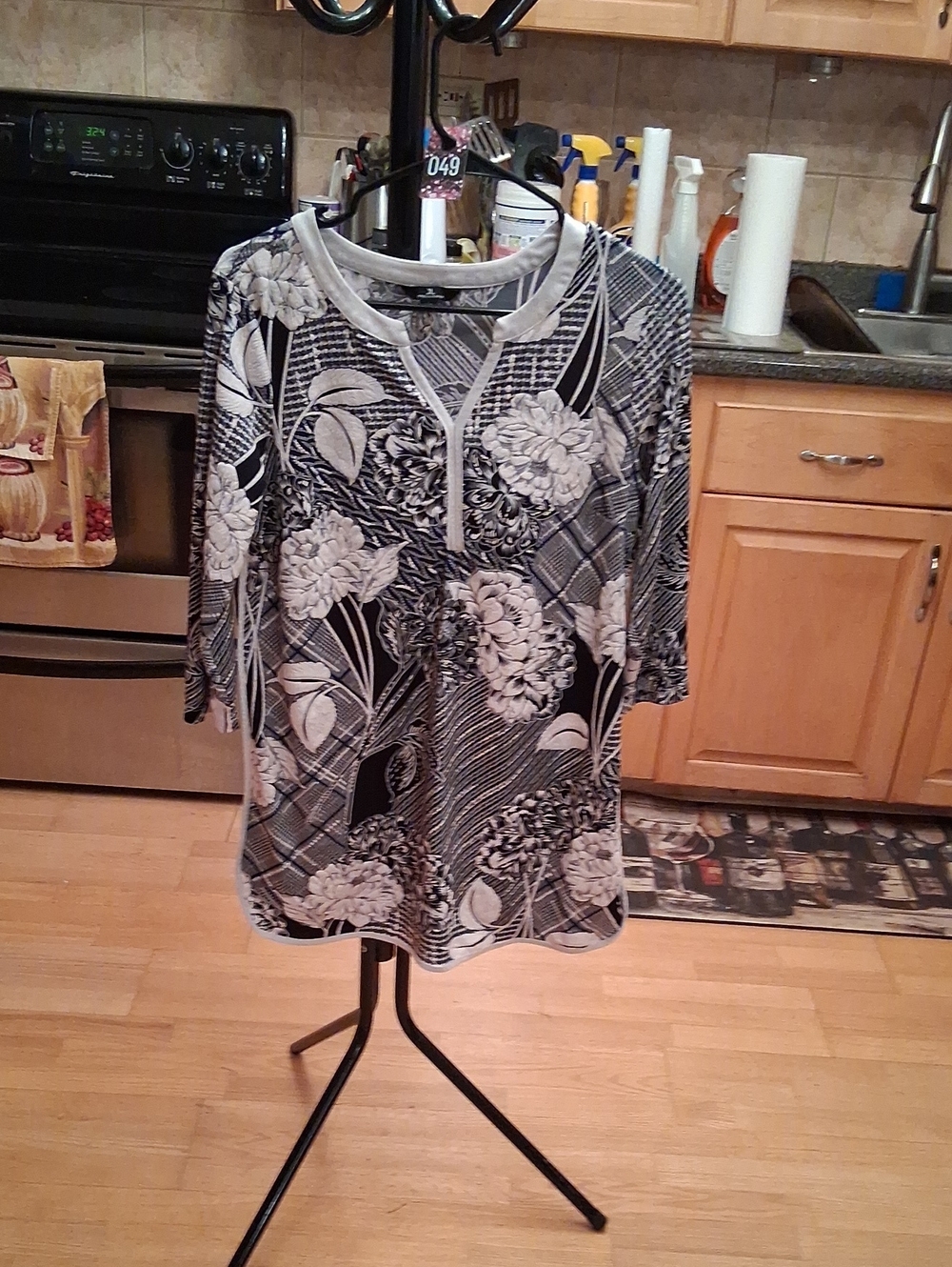 Jules & Leopold Black and White Floral Geometric Henley Tunic Top